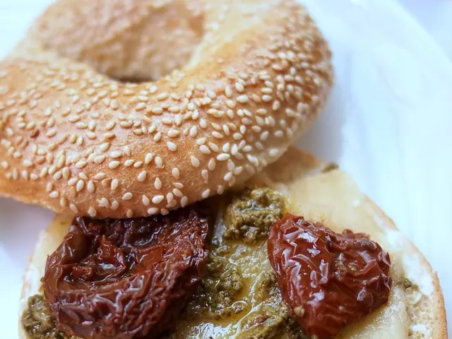 Kim Chen Ыn distributes hamburgers to Russians